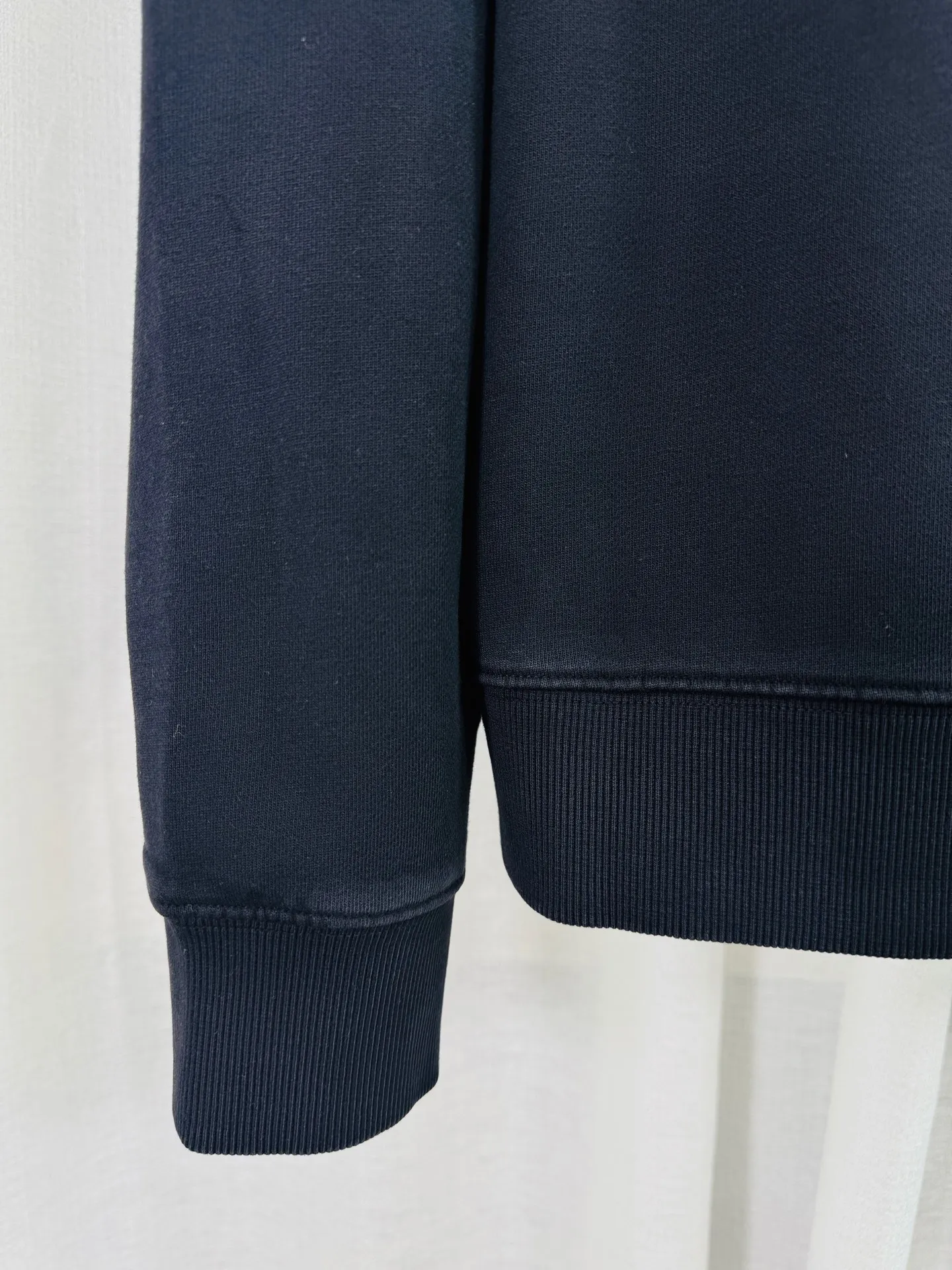 P290 top version, real shot without P, ​​different from market currency) 𝗖𝗵𝗿𝗼𝗺𝗲 𝗛𝗲𝗮𝗿𝘁𝘀/Croxin 2025 Autumn and Winter New Original Single Counter American 3D Rivets and Stickers Couple Casual Sweater 👑The highest version! Customized fabric 430g tripe terry fabric! American-style pickled and distressed original fabric, laser-burned flowers, rivets and diamonds, exquisite embroidery of letters! The best-selling model in the counter, very comfortable to wear. Accessories: original molded and authenticated collar label➕100% silk wash label. Genuine purchase-grade original hangtag➕matching hanging rope➕3D hanging beads➕original packaging bag. Craftsmanship: The original version has consistent wiring! The highest version of the armhole matching technique! Color: Pink Black Green Purple Size: S M L XL Style Number: 25-375